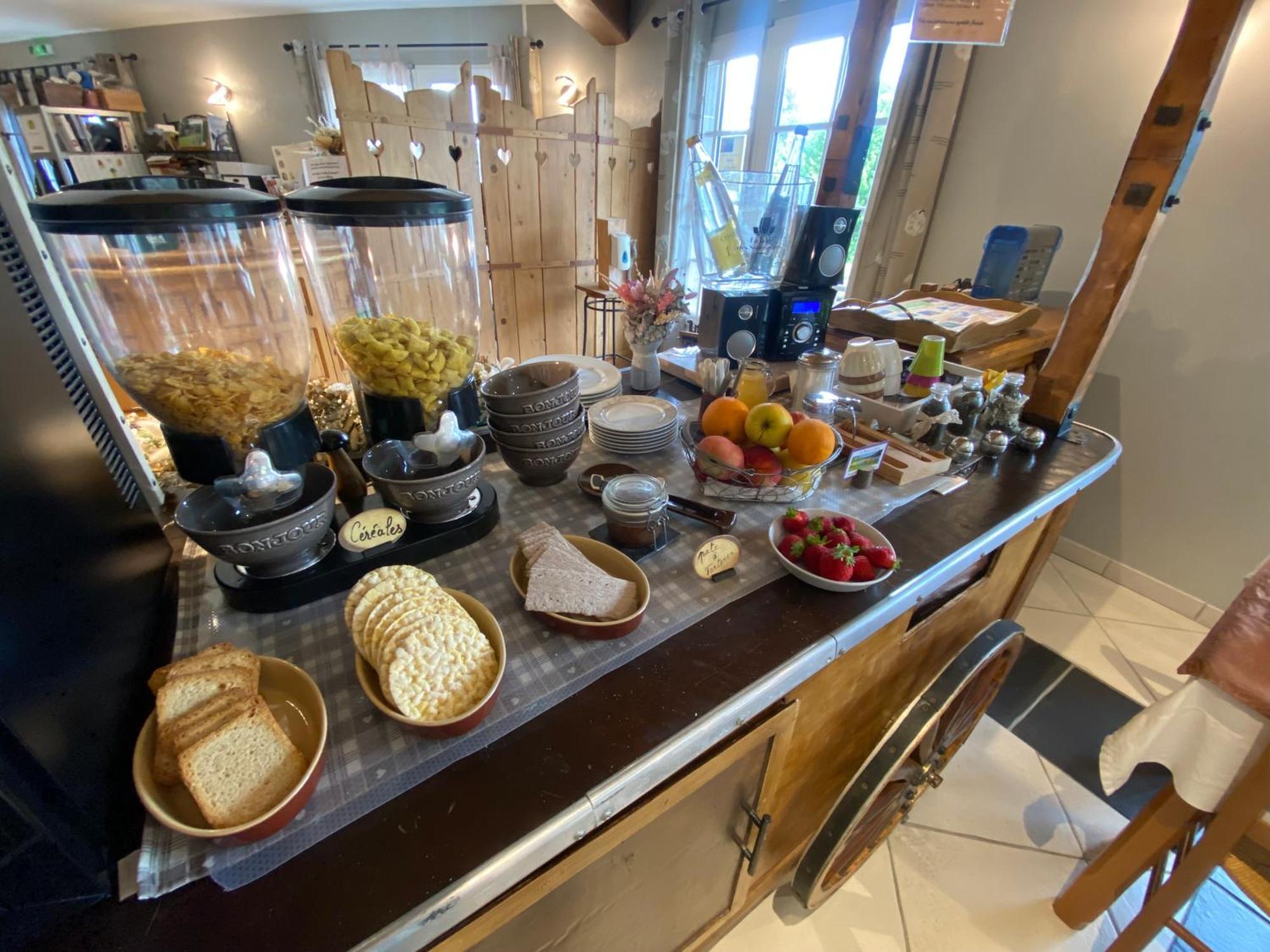 Logis Hotel Restaurant Auberge Du Bougnat Saint-Victor-la-Riviere 外观 照片
